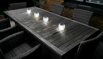 Sfeervolle lichtbokalen met LED lampjes te huur om uw tafel op te fleuren. Werkt op zonne-energie en kan tot 8u na zonsondergang branden wanneer volledig opgeladen.