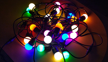 Huur nu een feestelijke LEDslinger met gekleurde lampen