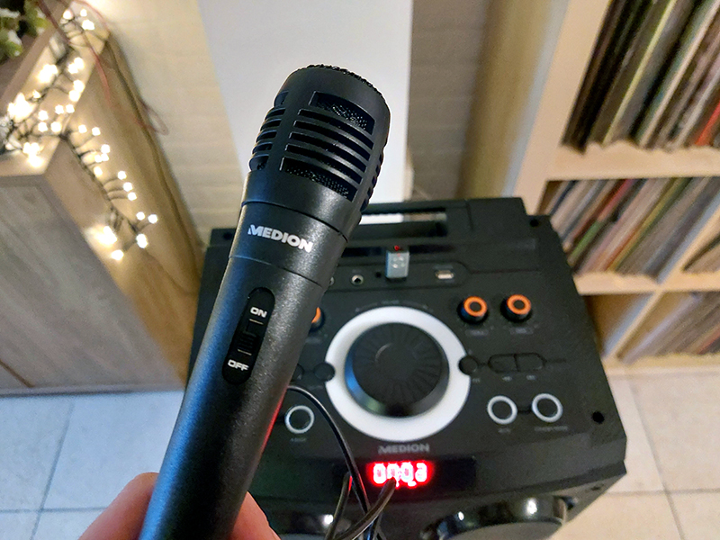 Te huur: een actieve speaker met USB, minijack en bluetooth. Je kunt ook een spontaan karaokefeestje houden met de bijgeleverde micro